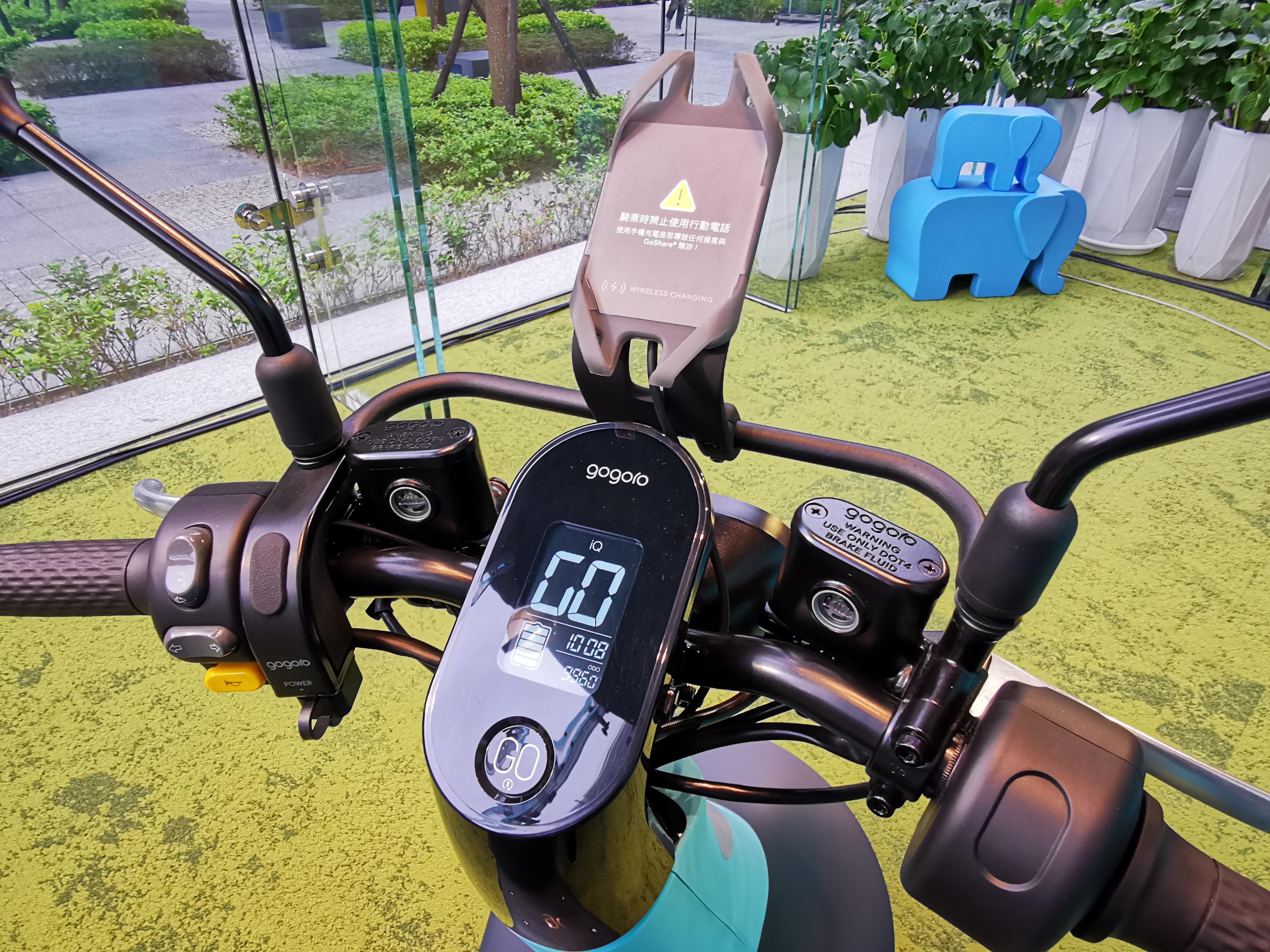 GoShare 這次也很貼心的在 Gogoro VIVA 的手機架上新增了無線充電手機架的配件！