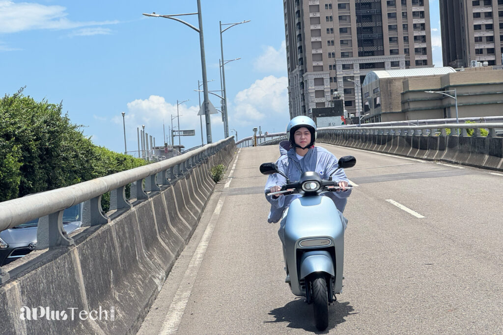 騎著 Gogoro Luna 往新北美術館的路上