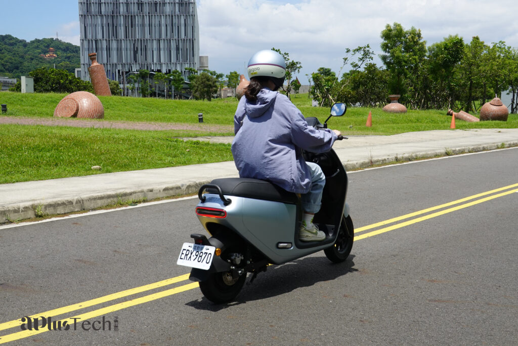 騎著 Gogoro Luna 往新北美術館的路上