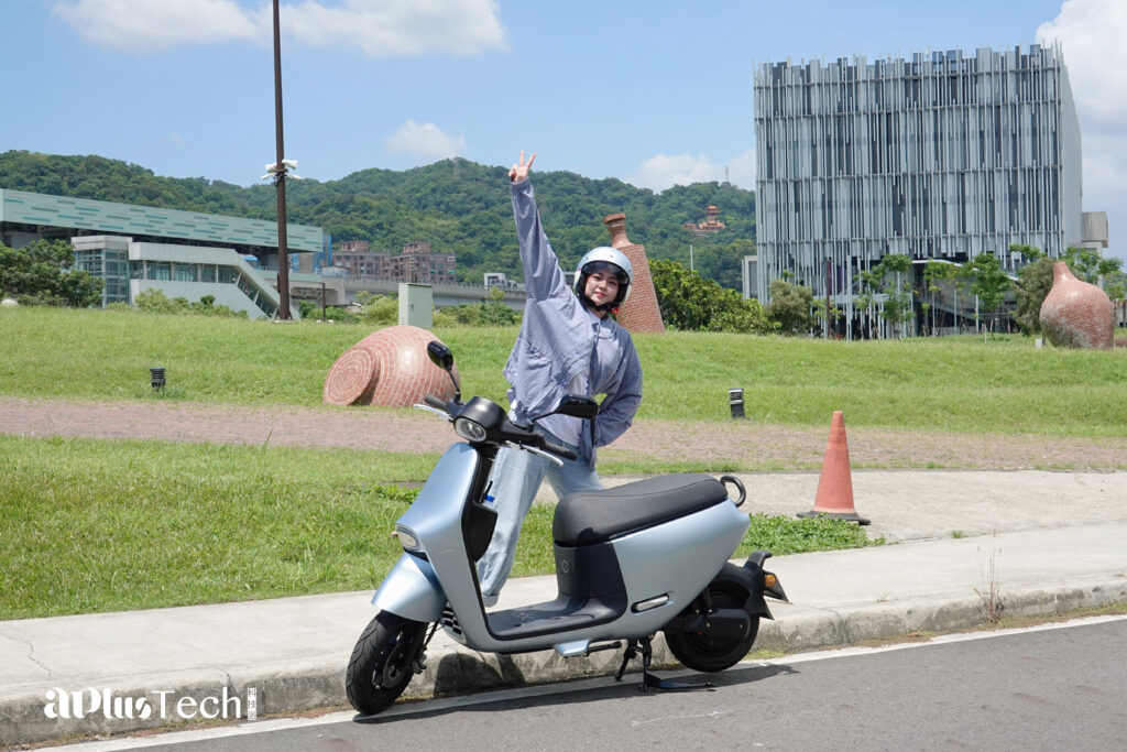騎著 Gogoro Luna 往新北美術館的路上