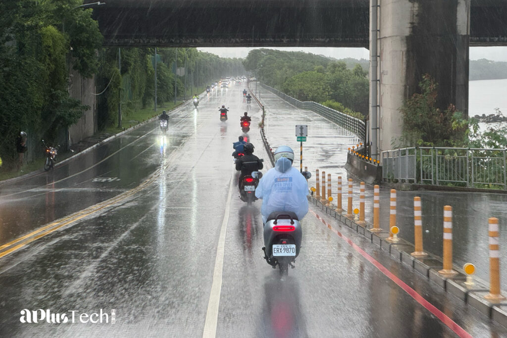 在大雨中騎著 Gogoro Luna